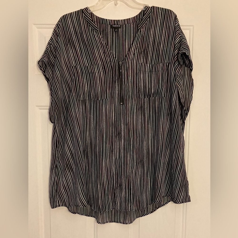 🩵🤍💕🖤💕🤍🩵Torrid Black and White with Blue and Pink Striped Blouse